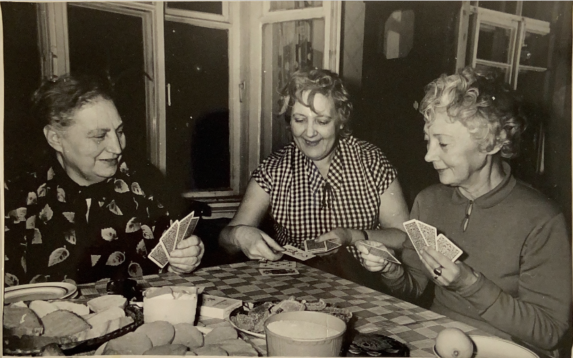 Фотография черно-белая, любительская Групповой снимок Кузнецова Г.Н. с тетей и подругой