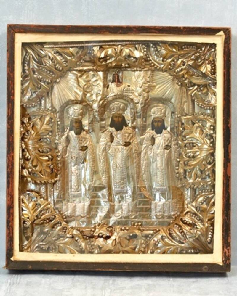 Икона в окладе и киоте. Три святителя: Василий Великий,  Иоанн Злотоуст, Григорий Богослов