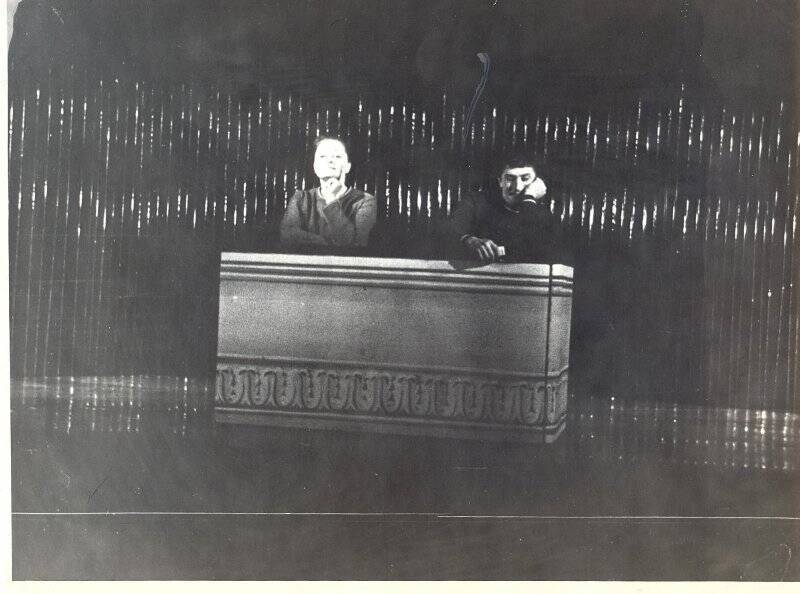 Фотография черно-белая. Сцена из спектакля «Варшавская мелодия» (Венгер, Мыльникова)