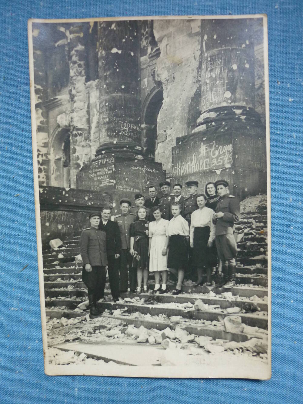 Фотография групповая. Группа однополчан на ступеньках Рейхстага. Среди однополчан в центре снимка,  в последнем ряду батайчанин Шмалев Ф.Е