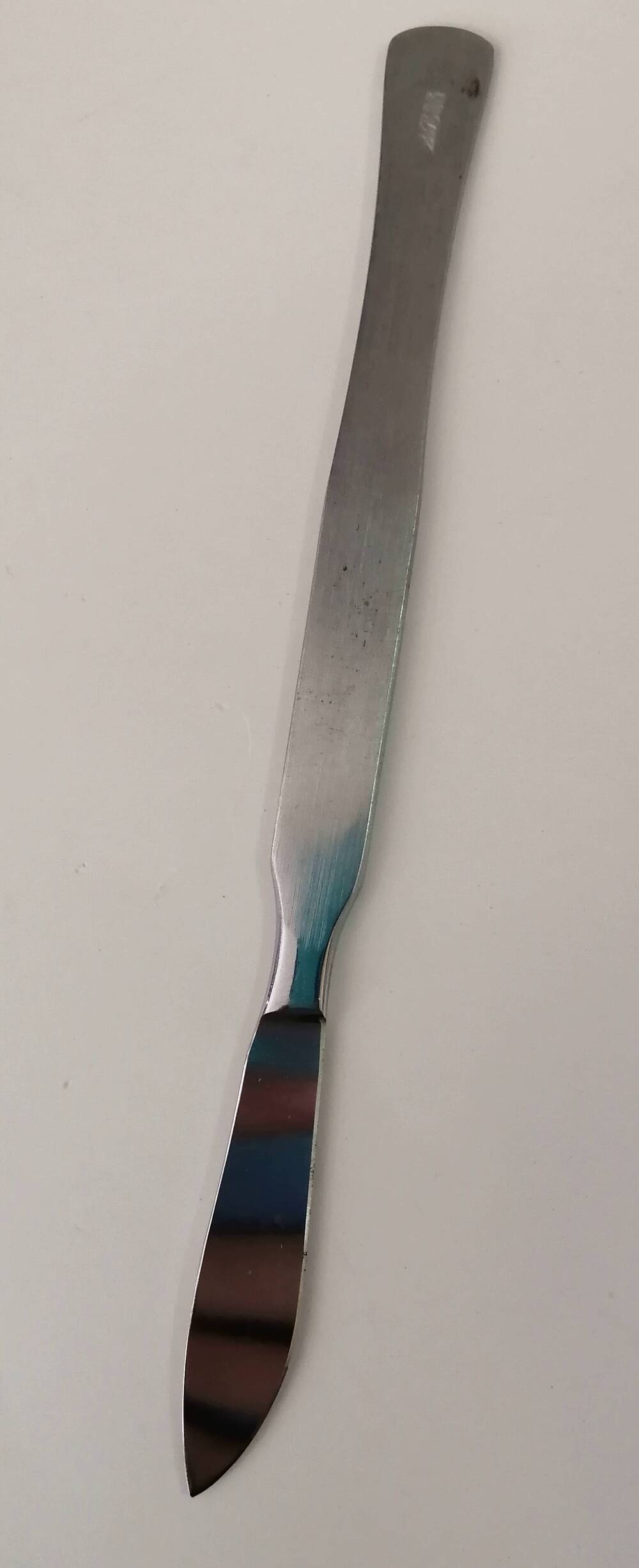 Скальпель. Хирургический нож. Применяется для рассечения мягких тканей.