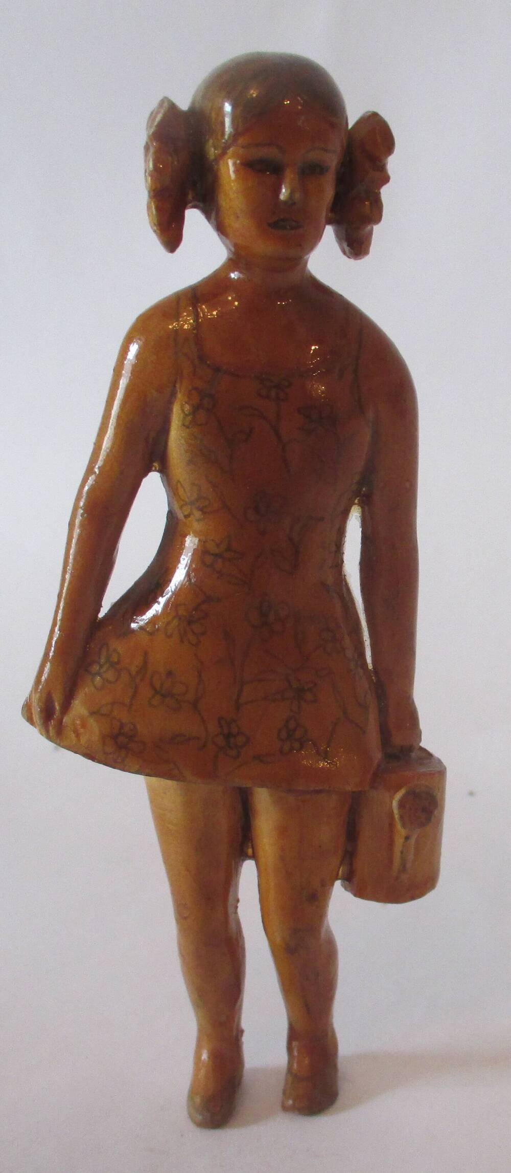 Фигура-статуэтка Девушка с лейкой