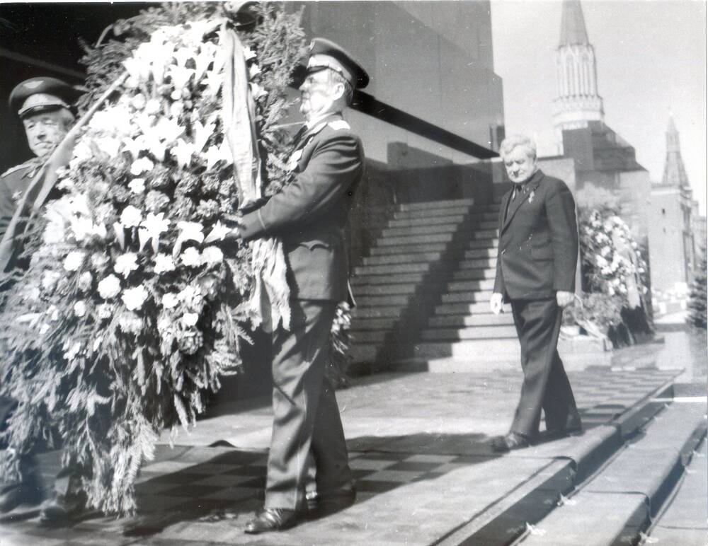 Фото ч/б. П.С.Плешаков на возложении венка в День Победы 1985 г.