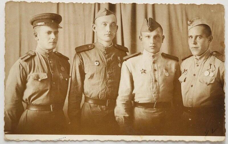 Фотография Михайлов Иван Филиппович с боевыми товарищами в Румынии.