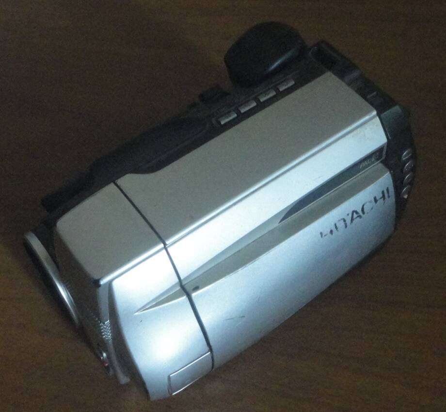 Видеокамера «Hitachi» VM-E558LE
