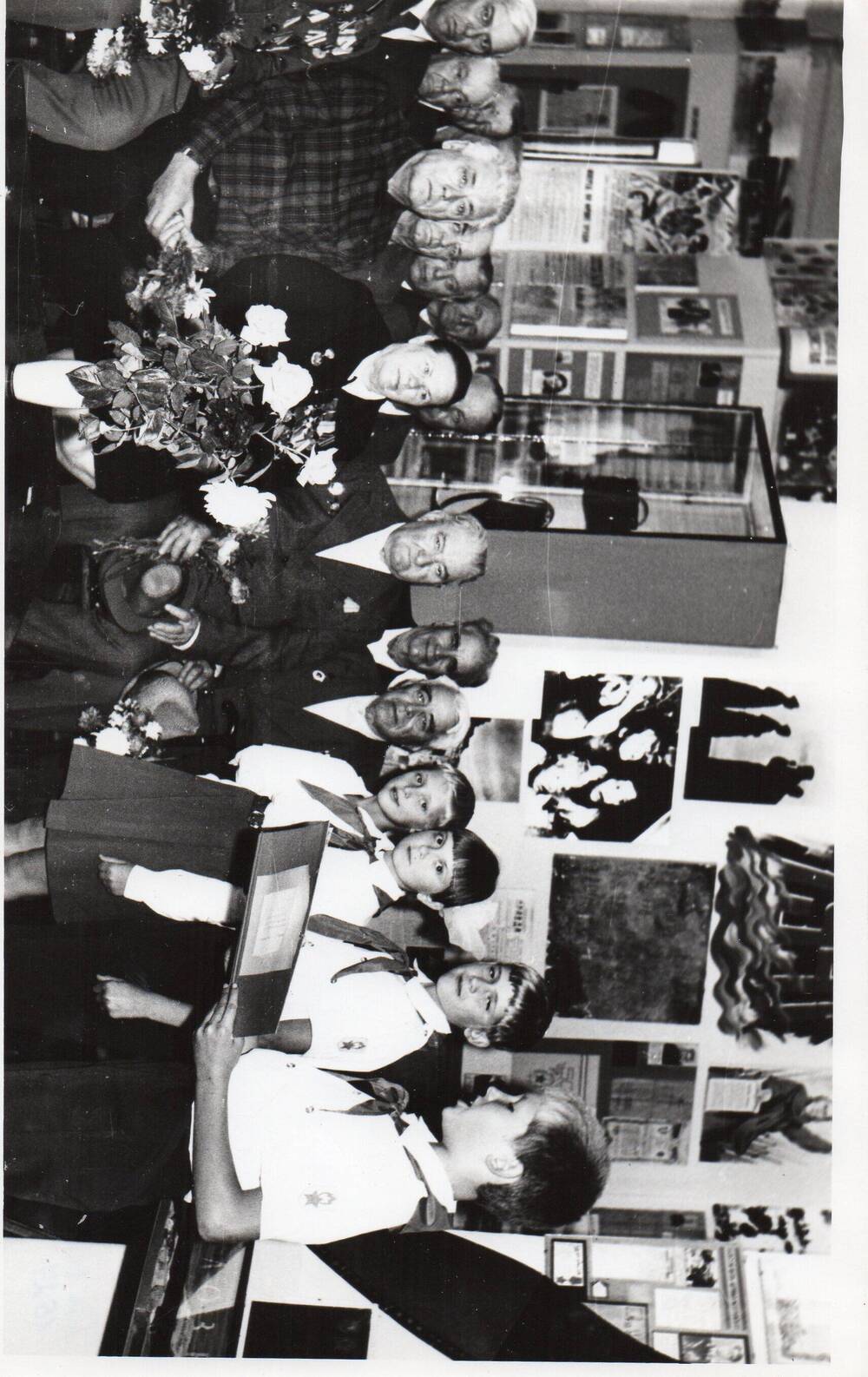 Фотография черно-белая. Оригинал. Групповая. Встреча с участниками Сталинградской битвы в музее города Кропоткин.