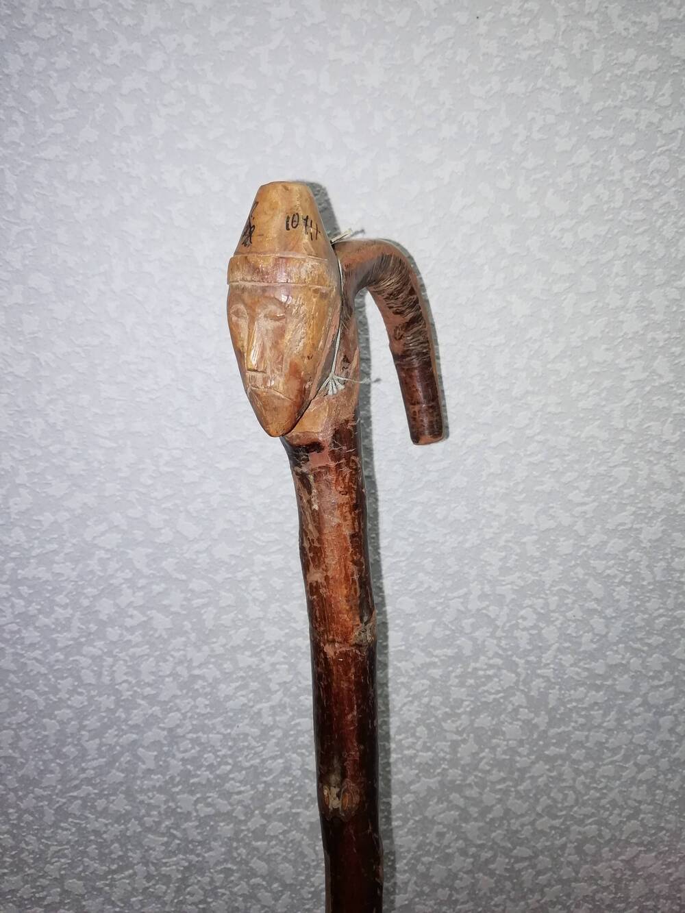 Палка-трость с ручкой в виде головы монгола. Поступил из Ставропольского краеведческого музея.