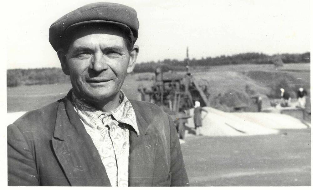 Фотография черно- белая. Колхоз  Знамя коммунизма работник тока, 1978 г.