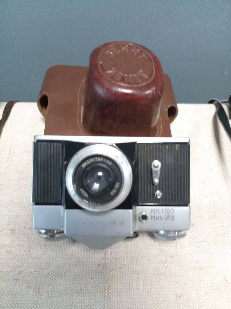 Фотоаппарат зеркальный Зенит-8 в навинчивающимся объективом Индустар-50