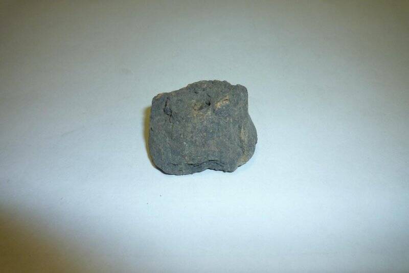 Фрагмент (нижняя часть) небольшого глиняного цилиндрика