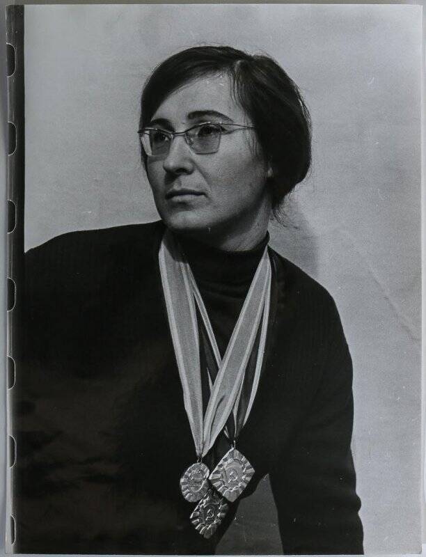 Фотография черно-белая. Темноволосая женщина в очках, одета в темный свитер с высоким горлом (Чупина Александра Семеновна).
