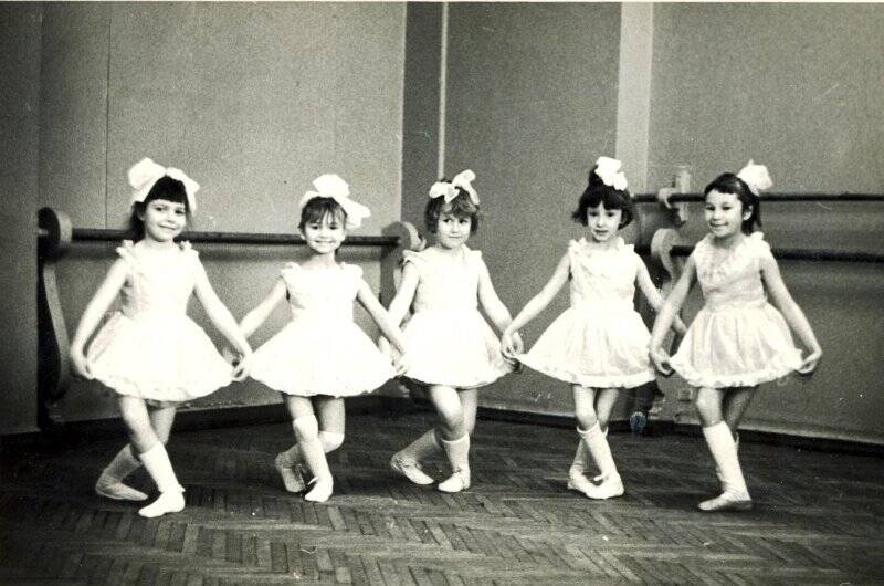 Фотография групповая. Пять маленьких девочек на репетиции танца «Матрёшки».