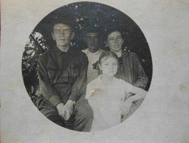 Фотография ч/б. Групповой портрет. Шайжины Николай и Елизавета (Никуличева) с детьми Владимиром и Ириной.