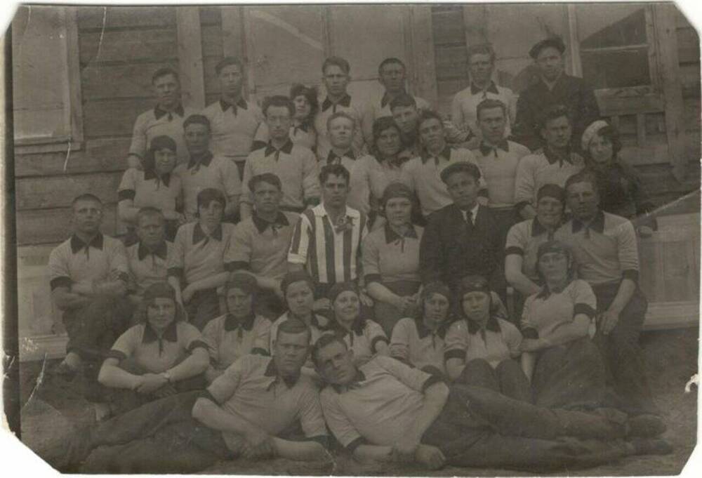 Фото групповое постановочное. Физкультурная группа Судостроя. Начало мая 1937 г.