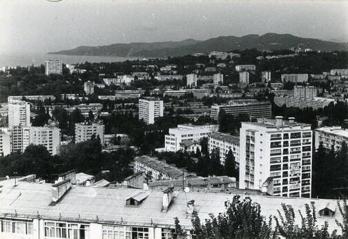 Фотография черно-белая «Панорамный вид города с горы Батарейка». Фотограф: Ю.С. Каганович. СССР, г. Сочи, 1987 г.