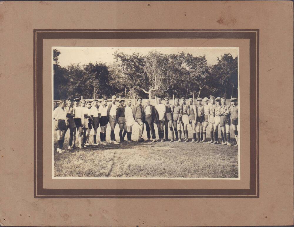 Фотография. Футбольные команды Кирсанов-Ртищево, игра 12 августа 1930-е гг, счет 8:1 в пользу Кирсанова