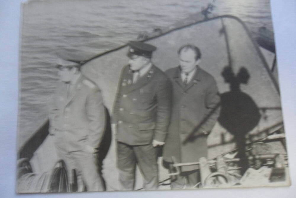 Фото сюжетное. Козлов А.С. ( в центре) На катере в  поселке Беренговский. Чукотка 1971 год.