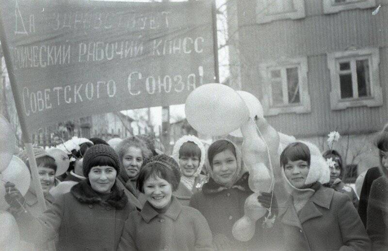 Коллекция негативов «Николаевский район 1950-1980 годы. 1 мая 1973 г.».