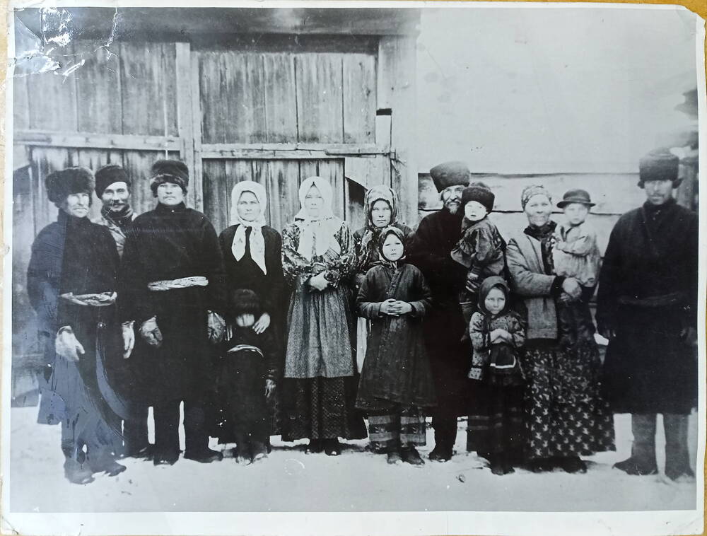 Фотография черно-белая (копия) .  Группа переселенцев в Сибири.