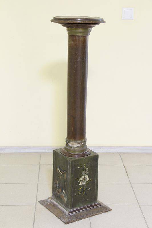 Жардиньерка (подставка для цветов) деревянная, в форме дорической колонны.