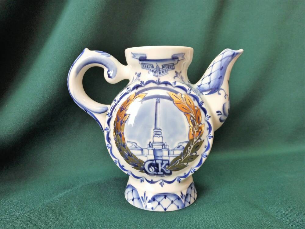 Чайник сувенирный из набора 130 лет Славянску-на-Кубани с росписью под Гжель. 1995 г.