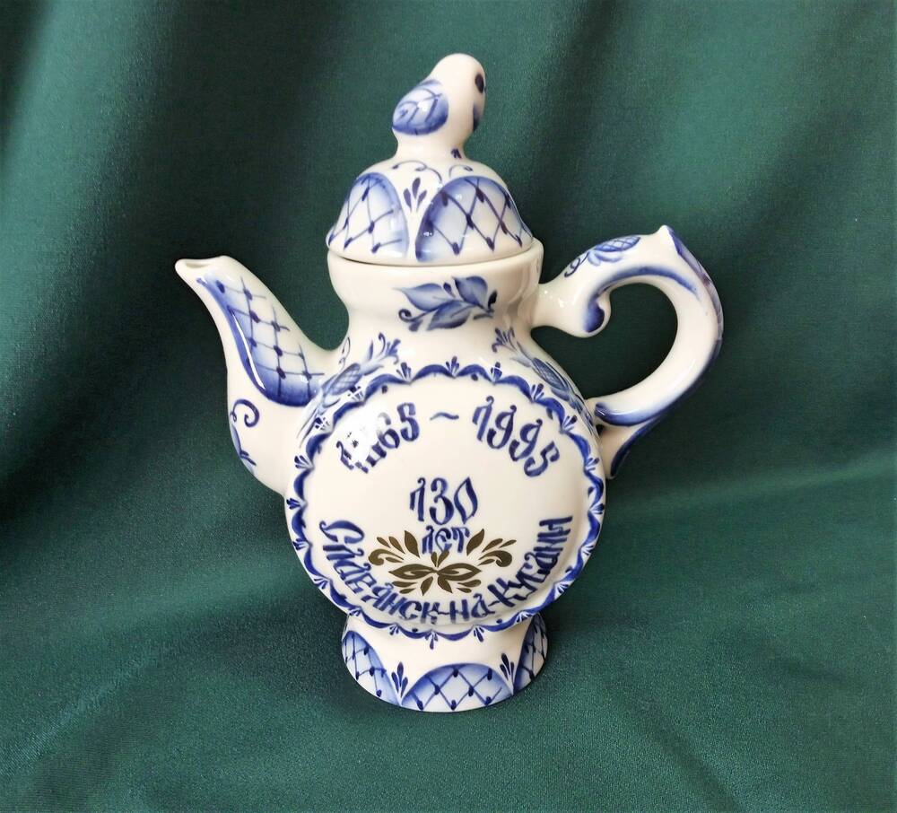 Крышка к чайнику сувенирному из набора 130 лет Славянску-на-Кубани с росписью под Гжель. 1995 год.