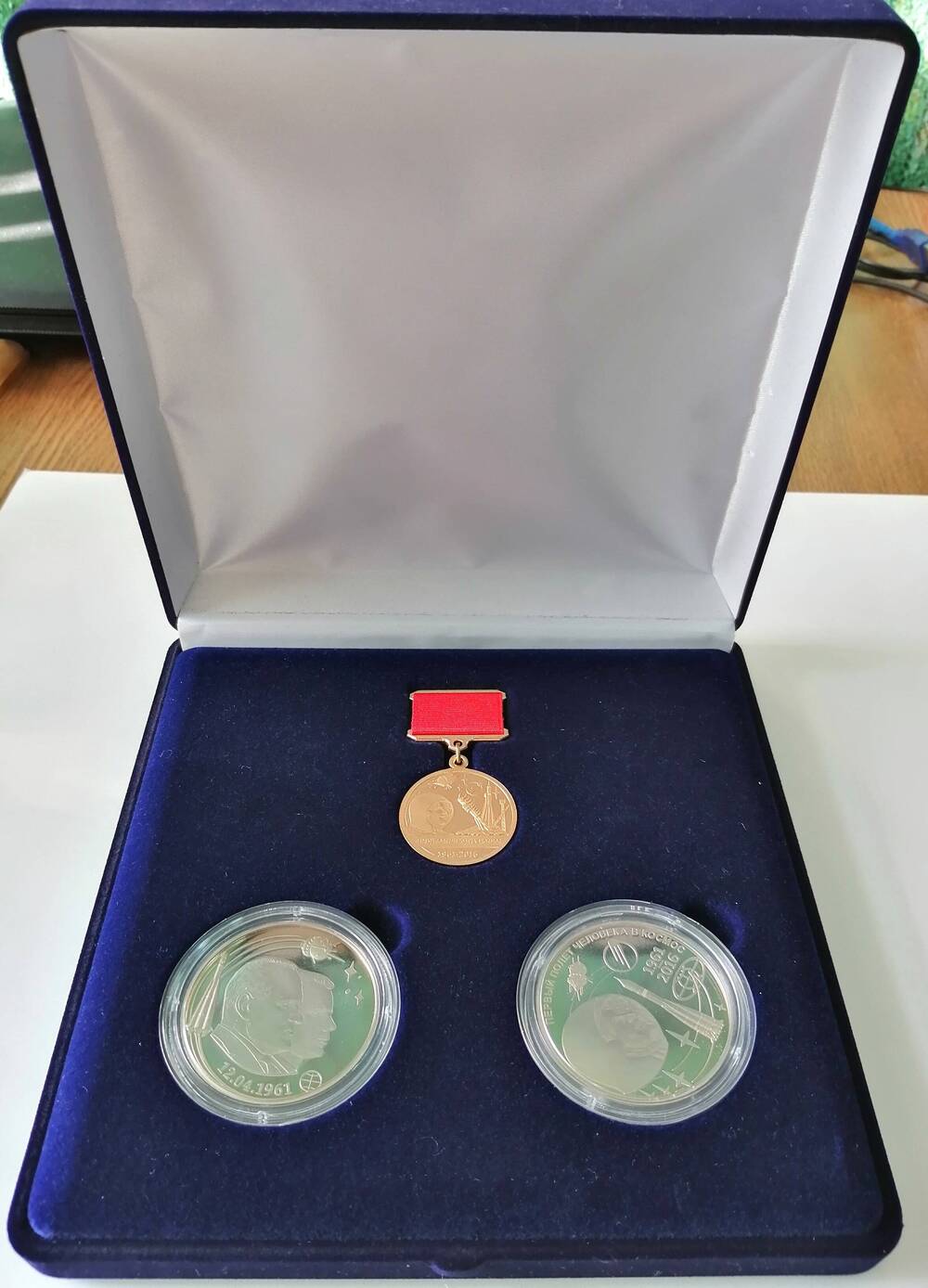 Медаль памятная настольная. В честь первого в мире полета человека в космос. Набор  РКК Энергия им. С.П.Королева.