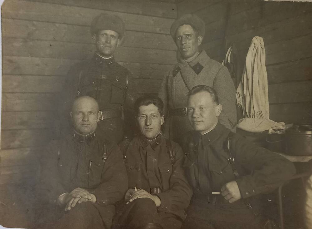 Фотография групповая Рыжков А.В. (третий справа) с бойцами 63-го тб 108-й тбр. 