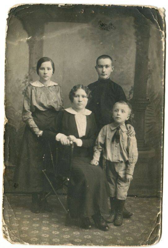 Фото групповое. Ахмедзяновы Мария, Надежда, Михаил и Владимир