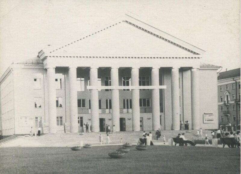 Фото. Фасад здания ДК «Октябрь» на пр. Ленина