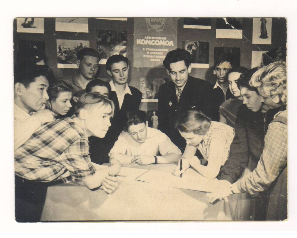 Фотография черно-белая. Черемшанцы в Красном уголке общежития за столом.