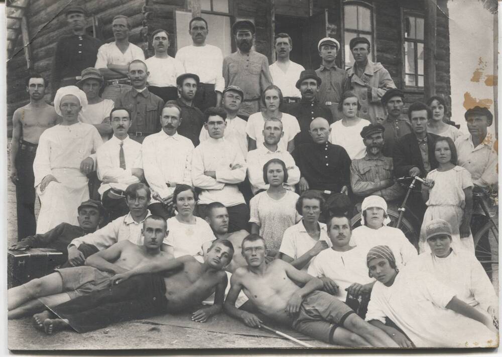 Фотография Группа отдыхающих на 2 год работы дома отдыха «Ущелье», на месте бывших купеческих дач. 1926г.