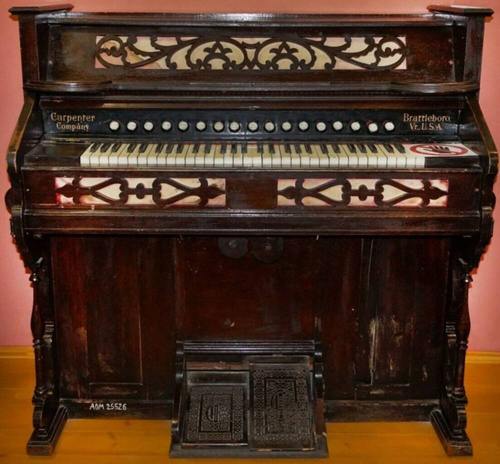 Фисгармония – язычковый клавишный инструмент, имеет форму, напоминающую пианино. На корпусе изображение герба и надпись: «Jul. Heinr. Zimmermann. St.  Petersburg».