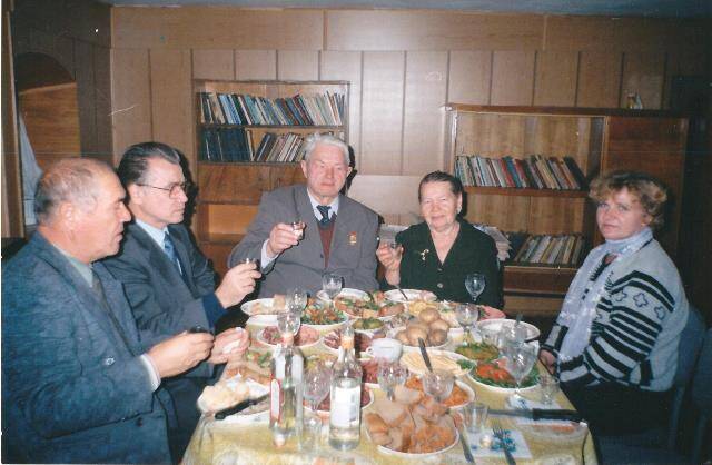 Фотография. Ходыкин И.Ф. - директор музея с родственниками А.П. Кириленко