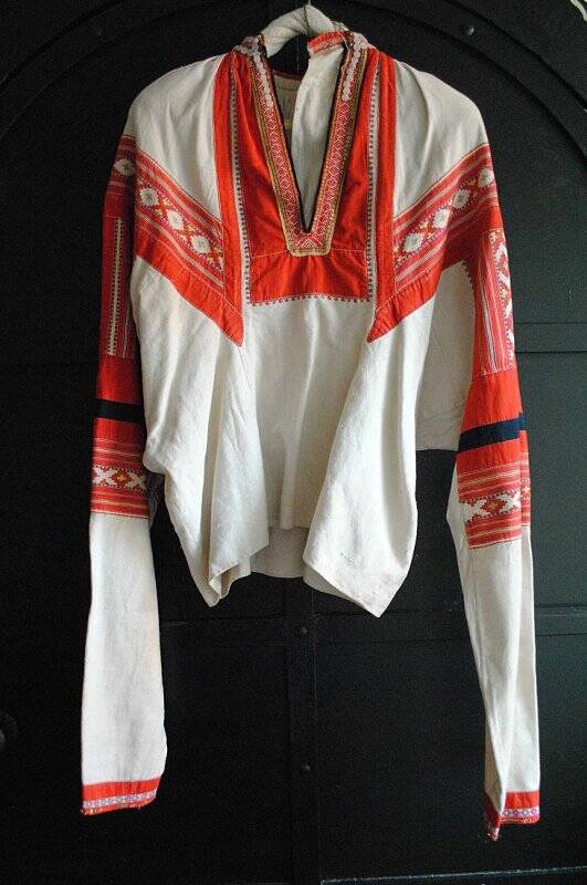 Верхняя часть женской рубахи «Красные ластовки» (русские).