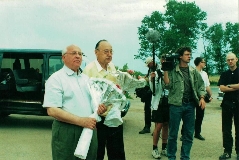 Фотография. М.С. Горбачев и бывший министр иностранных дел ФРГ Ганс-Дитрих Геншер во время посещения Красногвардейского района Ставропольского края в 2001 г.