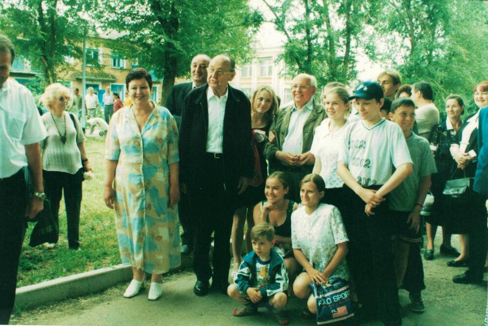 Фотография. М.С. Горбачев и бывший министр иностранных дел ФРГ Ганс-Дитрих Геншер во время посещения Красногвардейского района Ставропольского края в 2001 г.