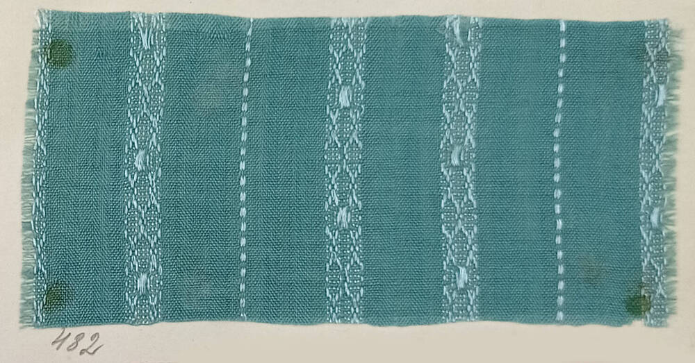 Образец ткани из альбома  тканей, выпускавшихся  фабриками  г.Павловского Посада в конце XIX - начале XX вв.
