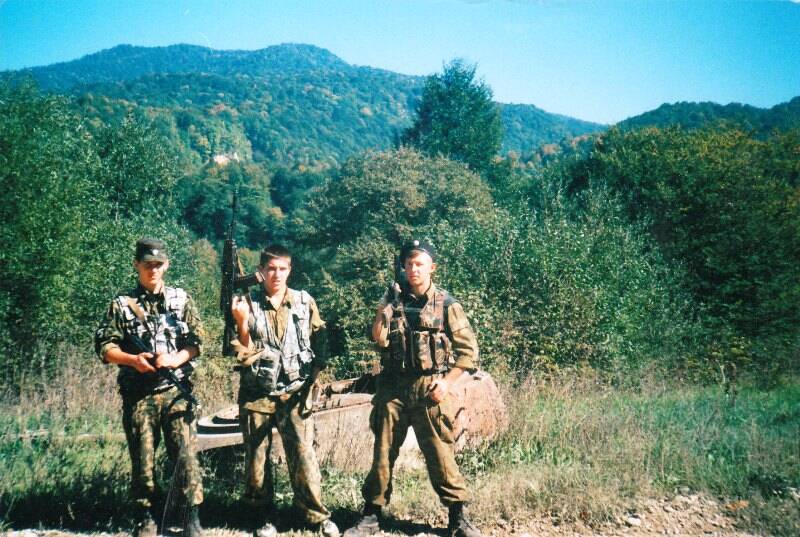 Фотография групповая. А. Кольцов с сослуживцами в Чечне.