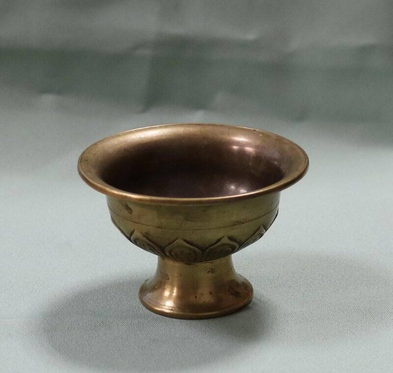 Атрибут буддийский. Дагыл со средней подставкой - буддийская ритуальная чашка для жертвоприношений.