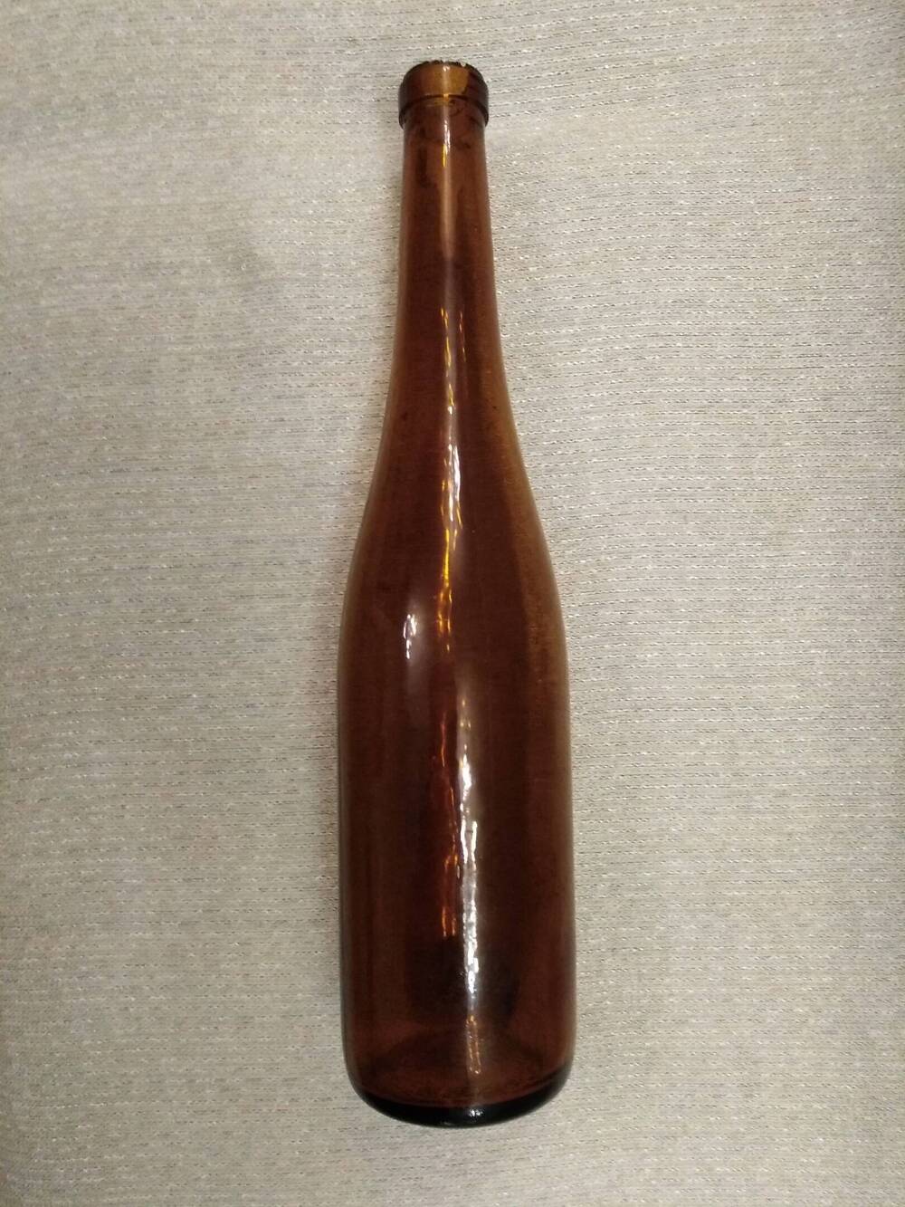 Бутылка тёмно-коричневого цвета.