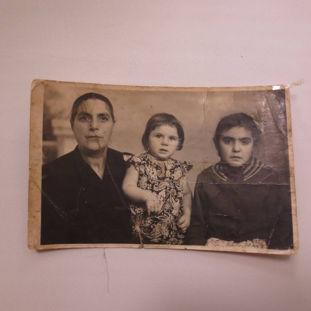 Фотография. Параскевопуло Ксения Ивановна с внучками Ниной и Анней, 1960 г., г. Александрия.