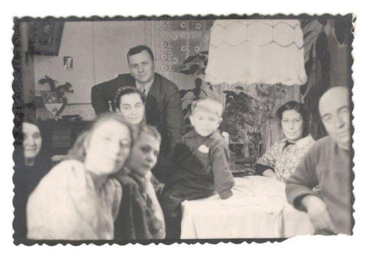 Фотография. К.П.Васильева в семье Царапенко. 1954г.