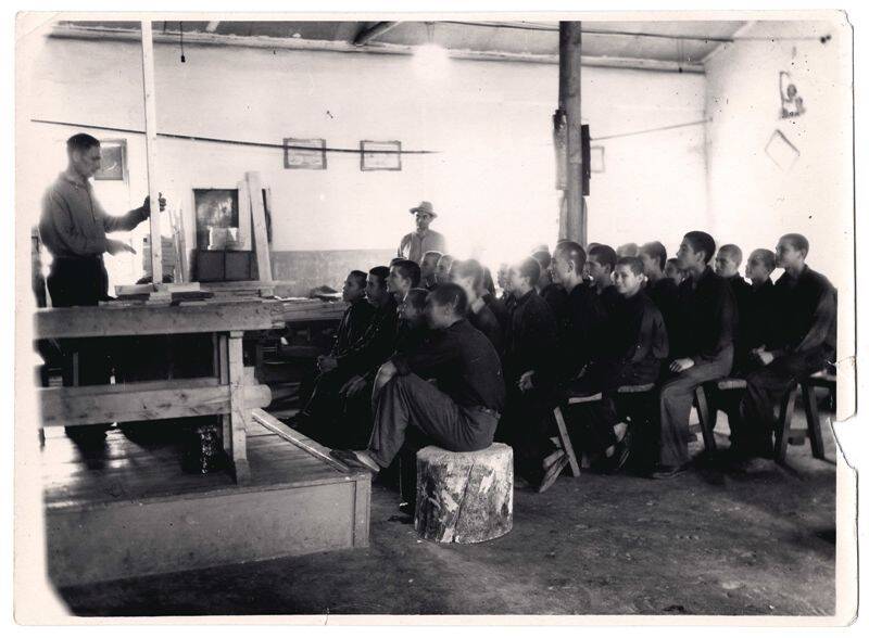 Фото групповое: занятие в учебно-производственном цехе Белореченской детской воспитательной колонии. Белореченский район. 1957 г.