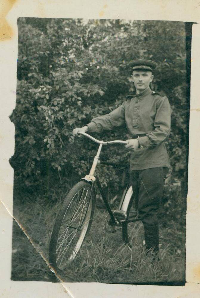 Фотография черно-белая Закомолдин М. С. с велосипедом