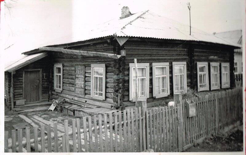 Фотография черно-белая. Дом Филиппова Василия Григорьевича, построенный в 1880 году братьями Сметаниными.