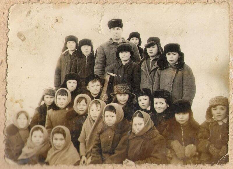 Фотография черно-белая. Воспитанники Щекурьинского интерната.