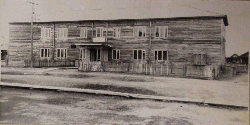 Фотография черно-белая. Здание школы-десятилетки.