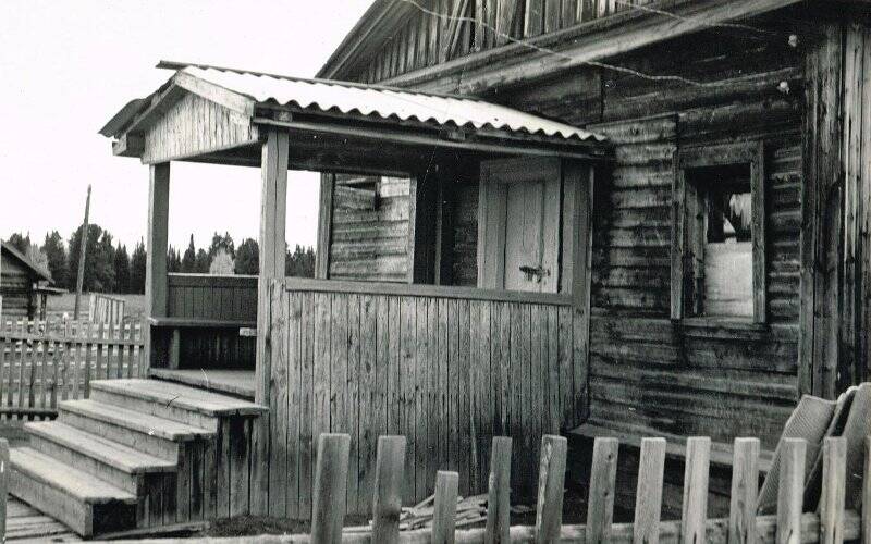 Фотография черно-белая. Крыльцо клуба в деревне Щекурья (бывшая церковь Богоявления Господня)