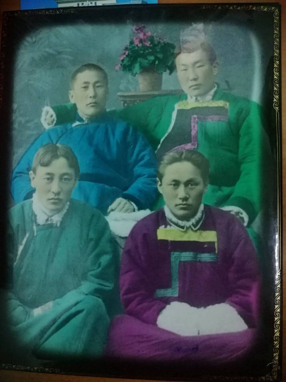 Портрет четырех бурят Ринчинова Норбо, Барадиева Дугар, Базарон Аюр, Сампилон Сультим в старинном ретушированном фото
